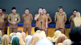 Asisten I Setdakab Solok Selatan, Efi Yendri saat memimpin apel pagi ASN, Senin (2/2/2026). (Foto: Humas Pemkab Solsel)