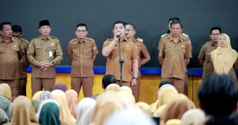 Asisten I Setdakab Solok Selatan, Efi Yendri saat memimpin apel pagi ASN, Senin (2/2/2026). (Foto: Humas Pemkab Solsel)