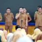 Asisten I Setdakab Solok Selatan, Efi Yendri saat memimpin apel pagi ASN, Senin (2/2/2026). (Foto: Humas Pemkab Solsel)