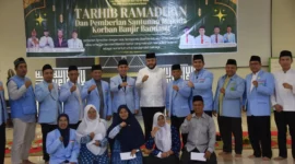 Wali Kota Padang Fadly Amran menyerahkan santunan dari BKPRMI kepada korban banjir bandang Kota Padang, di Lantai I Masjid Raya Syekh Ahmad Khatib Al-Minangkabawi, Minggu (15/2/2026). (Foto: Prokopim Padang)