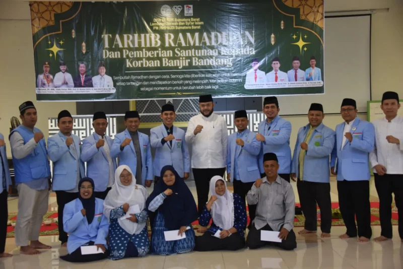 Wali Kota Padang Fadly Amran menyerahkan santunan dari BKPRMI kepada korban banjir bandang Kota Padang, di Lantai I Masjid Raya Syekh Ahmad Khatib Al-Minangkabawi, Minggu (15/2/2026). (Foto: Prokopim Padang)