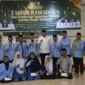 Wali Kota Padang Fadly Amran menyerahkan santunan dari BKPRMI kepada korban banjir bandang Kota Padang, di Lantai I Masjid Raya Syekh Ahmad Khatib Al-Minangkabawi, Minggu (15/2/2026). (Foto: Prokopim Padang)