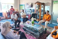 Sekda Pasbar, Doddy San Ismail saat pertemuan dengan Kepala BPS Pasbar, Dwi Susanti di ruang kerja Sekda, Rabu (4/2). (Foto: Diskominfo Pasbar)