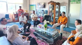 Sekda Pasbar, Doddy San Ismail saat pertemuan dengan Kepala BPS Pasbar, Dwi Susanti di ruang kerja Sekda, Rabu (4/2). (Foto: Diskominfo Pasbar)