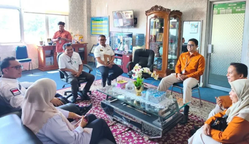 Sekda Pasbar, Doddy San Ismail saat pertemuan dengan Kepala BPS Pasbar, Dwi Susanti di ruang kerja Sekda, Rabu (4/2). (Foto: Diskominfo Pasbar)