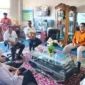 Sekda Pasbar, Doddy San Ismail saat pertemuan dengan Kepala BPS Pasbar, Dwi Susanti di ruang kerja Sekda, Rabu (4/2). (Foto: Diskominfo Pasbar)
