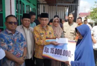 Wakil Wali Kota Padang, Maigus Nasir menyerahkan BSTT kepada korban kebakaran di Jalan Dahlia RT 02 RW 03, Kelurahan Surau Gadang, Kecamatan Nanggalo, Kamis (26/2/2026). (Foto: Prokopim Padang)
