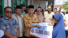 Wakil Wali Kota Padang, Maigus Nasir menyerahkan BSTT kepada korban kebakaran di Jalan Dahlia RT 02 RW 03, Kelurahan Surau Gadang, Kecamatan Nanggalo, Kamis (26/2/2026). (Foto: Prokopim Padang)