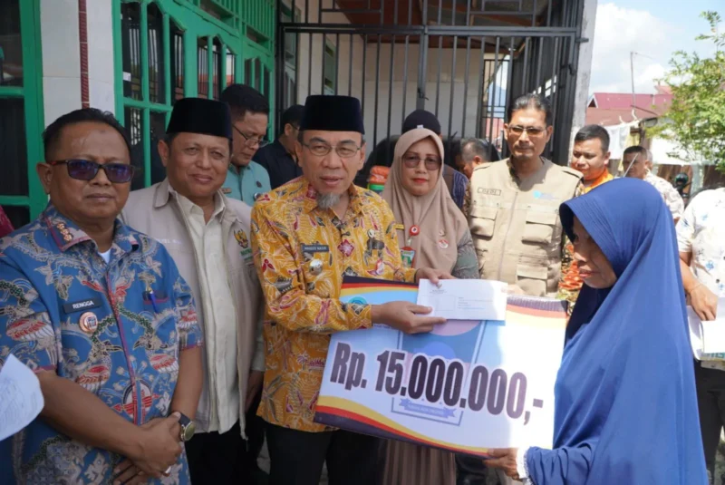 Wakil Wali Kota Padang, Maigus Nasir menyerahkan BSTT kepada korban kebakaran di Jalan Dahlia RT 02 RW 03, Kelurahan Surau Gadang, Kecamatan Nanggalo, Kamis (26/2/2026). (Foto: Prokopim Padang)