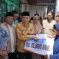 Wakil Wali Kota Padang, Maigus Nasir menyerahkan BSTT kepada korban kebakaran di Jalan Dahlia RT 02 RW 03, Kelurahan Surau Gadang, Kecamatan Nanggalo, Kamis (26/2/2026). (Foto: Prokopim Padang)