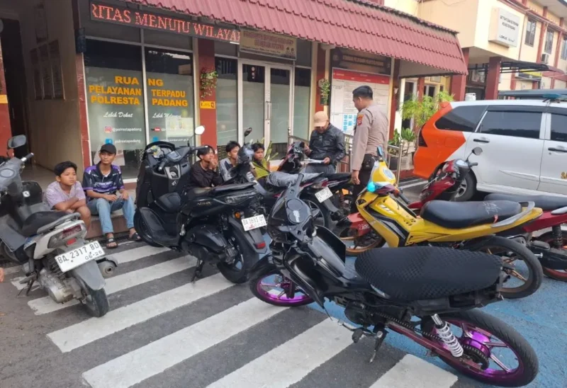 Polresta Padang mengamankan pelaku pelaku balap liar beserta 10 sepeda motor di Taman Melati, Kamis (19/2/2026). (Foto: Polresta Padang)