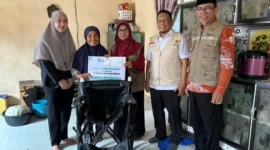 Ketua TP PKK Padang Panjang Ny. Maria Feronika Hendri bersama Baznas menyerahkan bantuan kursi roda kepada lansia, Rabu (25/2/2026). (Foto: Kominfo Padang Panjang)