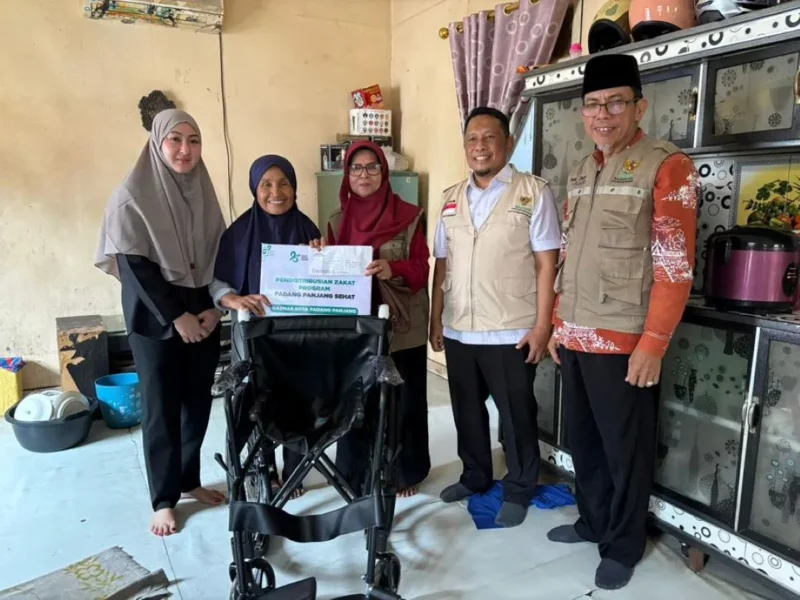 Ketua TP PKK Padang Panjang Ny. Maria Feronika Hendri bersama Baznas menyerahkan bantuan kursi roda kepada lansia, Rabu (25/2/2026). (Foto: Kominfo Padang Panjang)