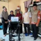 Ketua TP PKK Padang Panjang Ny. Maria Feronika Hendri bersama Baznas menyerahkan bantuan kursi roda kepada lansia, Rabu (25/2/2026). (Foto: Kominfo Padang Panjang)