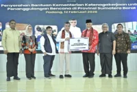Menteri Ketenagakerjaan (Menaker) Yassierli menyerahkan bantuan untuk korban bencana Sumbar kepada Gubernur Sumbar Mahyeldi di Aula Maninjau BPVP Padang, Kamis (12/2/2026). (Foto: ADPSB)