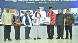 Menteri Ketenagakerjaan (Menaker) Yassierli menyerahkan bantuan untuk korban bencana Sumbar kepada Gubernur Sumbar Mahyeldi di Aula Maninjau BPVP Padang, Kamis (12/2/2026). (Foto: ADPSB)