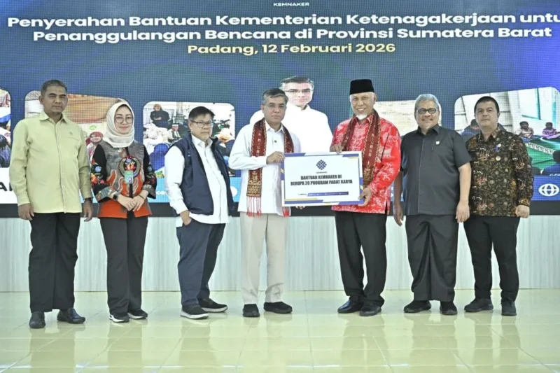 Menteri Ketenagakerjaan (Menaker) Yassierli menyerahkan bantuan untuk korban bencana Sumbar kepada Gubernur Sumbar Mahyeldi di Aula Maninjau BPVP Padang, Kamis (12/2/2026). (Foto: ADPSB)