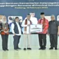 Menteri Ketenagakerjaan (Menaker) Yassierli menyerahkan bantuan untuk korban bencana Sumbar kepada Gubernur Sumbar Mahyeldi di Aula Maninjau BPVP Padang, Kamis (12/2/2026). (Foto: ADPSB)