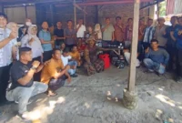 Wakil Wali Kota Pariaman, Mulyadi menyerahkan bantuan bantuan alat tangkap ikan kepada 15 nelayan di Kecamatan Pariaman Utara, Kamis (5/2). (Foto: Kominfo Kota Pariaman)