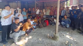 Wakil Wali Kota Pariaman, Mulyadi menyerahkan bantuan bantuan alat tangkap ikan kepada 15 nelayan di Kecamatan Pariaman Utara, Kamis (5/2). (Foto: Kominfo Kota Pariaman)