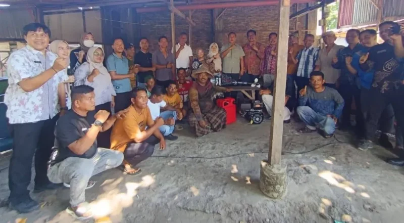 Wakil Wali Kota Pariaman, Mulyadi menyerahkan bantuan bantuan alat tangkap ikan kepada 15 nelayan di Kecamatan Pariaman Utara, Kamis (5/2). (Foto: Kominfo Kota Pariaman)