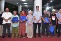 Wali Kota Sawahlunto, Riyanda Putra didampingi Wakil Wali Kota Jeffry Hibatullah menyalurkan bantuan 5.000 paket sembako kepada masyarakat di Terminal Pasar Sawahlunto. (Foto: Kominfo Sawahlunto)