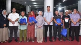 Wali Kota Sawahlunto, Riyanda Putra didampingi Wakil Wali Kota Jeffry Hibatullah menyalurkan bantuan 5.000 paket sembako kepada masyarakat di Terminal Pasar Sawahlunto. (Foto: Kominfo Sawahlunto)