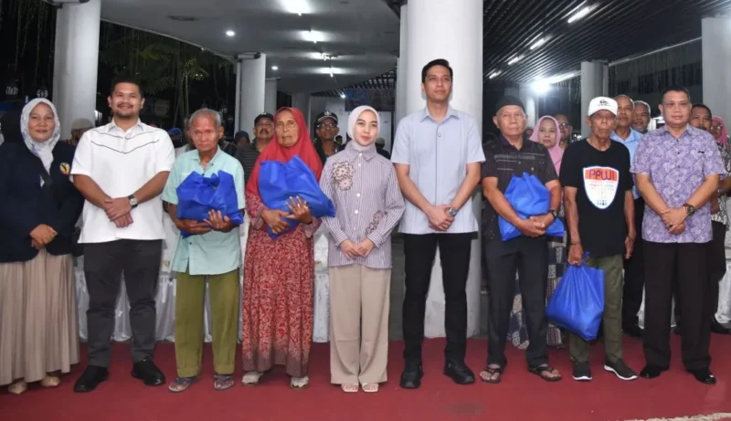 Wali Kota Sawahlunto, Riyanda Putra didampingi Wakil Wali Kota Jeffry Hibatullah menyalurkan bantuan 5.000 paket sembako kepada masyarakat di Terminal Pasar Sawahlunto. (Foto: Kominfo Sawahlunto)