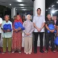 Wali Kota Sawahlunto, Riyanda Putra didampingi Wakil Wali Kota Jeffry Hibatullah menyalurkan bantuan 5.000 paket sembako kepada masyarakat di Terminal Pasar Sawahlunto. (Foto: Kominfo Sawahlunto)