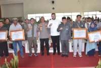 Penyerahan secara simbolis bantuan perbaikan rumah bagi korban bencana Hidrometeorologi di Aula Bagindo Aziz Chan, Balai Kota Padang Aie Pacah, Jumat (13/2/2026). (Foto: Prokopim Padang)