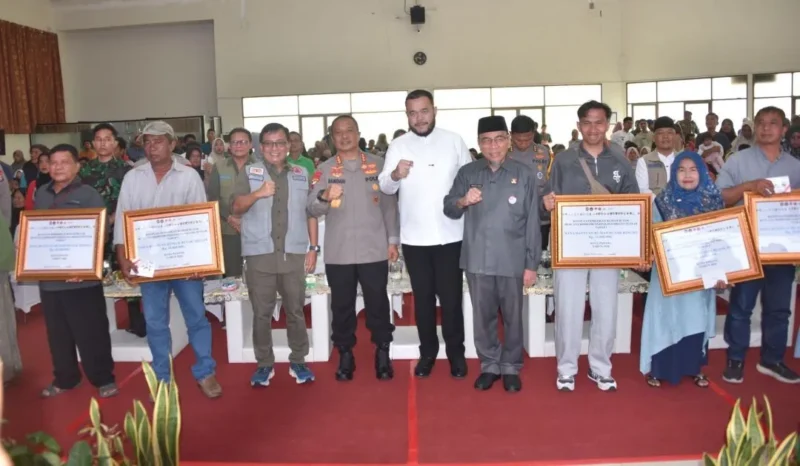 Penyerahan secara simbolis bantuan perbaikan rumah bagi korban bencana Hidrometeorologi di Aula Bagindo Aziz Chan, Balai Kota Padang Aie Pacah, Jumat (13/2/2026). (Foto: Prokopim Padang)