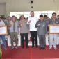 Penyerahan secara simbolis bantuan perbaikan rumah bagi korban bencana Hidrometeorologi di Aula Bagindo Aziz Chan, Balai Kota Padang Aie Pacah, Jumat (13/2/2026). (Foto: Prokopim Padang)