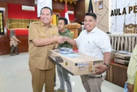 Wali Kota Pariaman Yota Balad menyerahkan bantuan peralatan usaha kepada UMKM Pariaman korban banjir  di Aula Balaikota Pariaman, Senin (9/2/2026). (Foto: Kominfo Kota Pariaman)