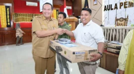 Wali Kota Pariaman Yota Balad menyerahkan bantuan peralatan usaha kepada UMKM Pariaman korban banjir  di Aula Balaikota Pariaman, Senin (9/2/2026). (Foto: Kominfo Kota Pariaman)