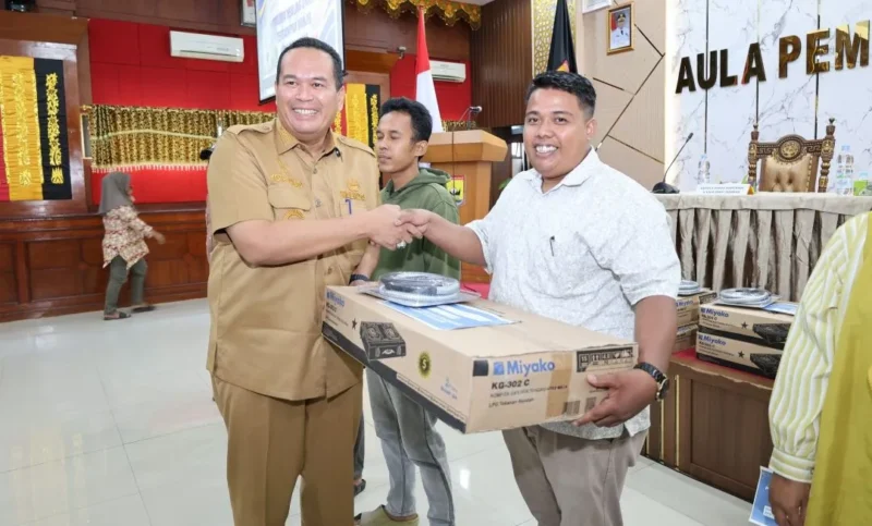 Wali Kota Pariaman Yota Balad menyerahkan bantuan peralatan usaha kepada UMKM Pariaman korban banjir  di Aula Balaikota Pariaman, Senin (9/2/2026). (Foto: Kominfo Kota Pariaman)