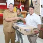Wali Kota Pariaman Yota Balad menyerahkan bantuan peralatan usaha kepada UMKM Pariaman korban banjir  di Aula Balaikota Pariaman, Senin (9/2/2026). (Foto: Kominfo Kota Pariaman)