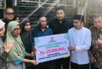 Wakil Gubernur Sumbar, Vasko Ruseimy menyerahkan bantuan rehabilitasi RTLH senilai Rp25 juta kepada Linda Rianti, warga Kecamatan Payakumbuh Utara, Kota Payakumbuh, Jumat (20/2/2026). (Foto: ADPSB)