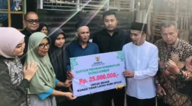Wakil Gubernur Sumbar, Vasko Ruseimy menyerahkan bantuan rehabilitasi RTLH senilai Rp25 juta kepada Linda Rianti, warga Kecamatan Payakumbuh Utara, Kota Payakumbuh, Jumat (20/2/2026). (Foto: ADPSB)