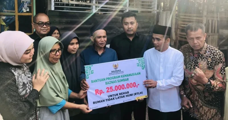Wakil Gubernur Sumbar, Vasko Ruseimy menyerahkan bantuan rehabilitasi RTLH senilai Rp25 juta kepada Linda Rianti, warga Kecamatan Payakumbuh Utara, Kota Payakumbuh, Jumat (20/2/2026). (Foto: ADPSB)