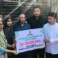 Wakil Gubernur Sumbar, Vasko Ruseimy menyerahkan bantuan rehabilitasi RTLH senilai Rp25 juta kepada Linda Rianti, warga Kecamatan Payakumbuh Utara, Kota Payakumbuh, Jumat (20/2/2026). (Foto: ADPSB)