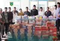 Wakil Wali Kota Padang Panjang, Allex Saputra menyerahkan bantuan kepada warga yang mengungsi di Masjid Nurul Khairat, Jumat (20/2/2026). (Foto: Kominfo Padang Panjang)
