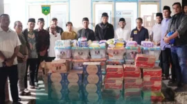Wakil Wali Kota Padang Panjang, Allex Saputra menyerahkan bantuan kepada warga yang mengungsi di Masjid Nurul Khairat, Jumat (20/2/2026). (Foto: Kominfo Padang Panjang)