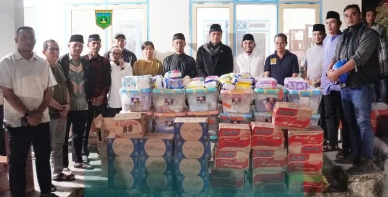 Wakil Wali Kota Padang Panjang, Allex Saputra menyerahkan bantuan kepada warga yang mengungsi di Masjid Nurul Khairat, Jumat (20/2/2026). (Foto: Kominfo Padang Panjang)
