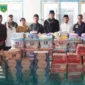 Wakil Wali Kota Padang Panjang, Allex Saputra menyerahkan bantuan kepada warga yang mengungsi di Masjid Nurul Khairat, Jumat (20/2/2026). (Foto: Kominfo Padang Panjang)
