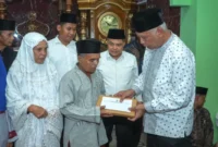 Gubernur Sumbar Mahyeldi Ansharullah menyalurkan bantuan untuk pemulihan pascabanjir di Agam, Jumat (20/2/2026). (Foto: ADPSB)