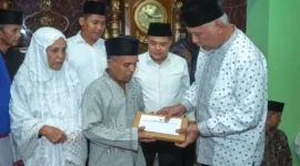 Gubernur Sumbar Mahyeldi Ansharullah menyalurkan bantuan untuk pemulihan pascabanjir di Agam, Jumat (20/2/2026). (Foto: ADPSB)