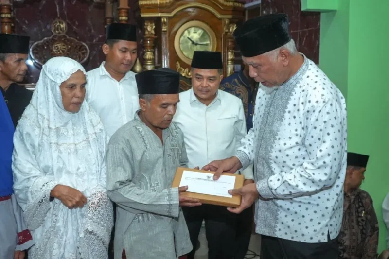 Gubernur Sumbar Mahyeldi Ansharullah menyalurkan bantuan untuk pemulihan pascabanjir di Agam, Jumat (20/2/2026). (Foto: ADPSB)