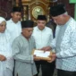 Gubernur Sumbar Mahyeldi Ansharullah menyalurkan bantuan untuk pemulihan pascabanjir di Agam, Jumat (20/2/2026). (Foto: ADPSB)