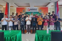 Ketua Bawaslu Pessel, Afriki Musmaidi (empat dari kiri) dan Kepala Sekretariat, Rinaldi foto bersama dengan Huztad Dedi Afdal, Lc, usai pengajian. (Foto: Dok. Humas Bawaslu)