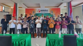 
Ketua Bawaslu Pessel, Afriki Musmaidi (empat dari kiri) dan Kepala Sekretariat, Rinaldi foto bersama dengan Huztad Dedi Afdal, Lc, usai pengajian. (Foto: Dok. Humas Bawaslu)